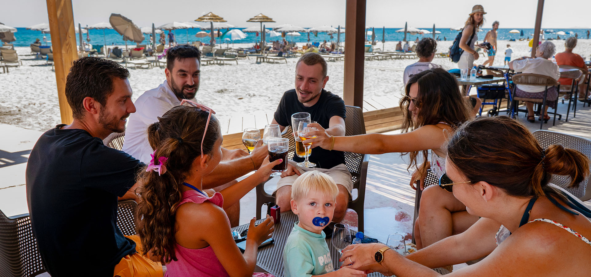 Camping san damiano restaurant la pagode groupe amis qui trinque
